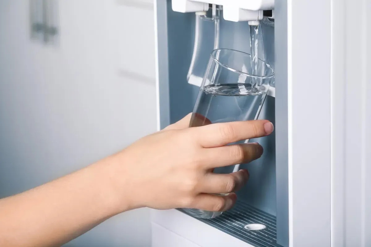 Dystrybutor wody od Aquamo – rozwiązanie dla biur i instytucji